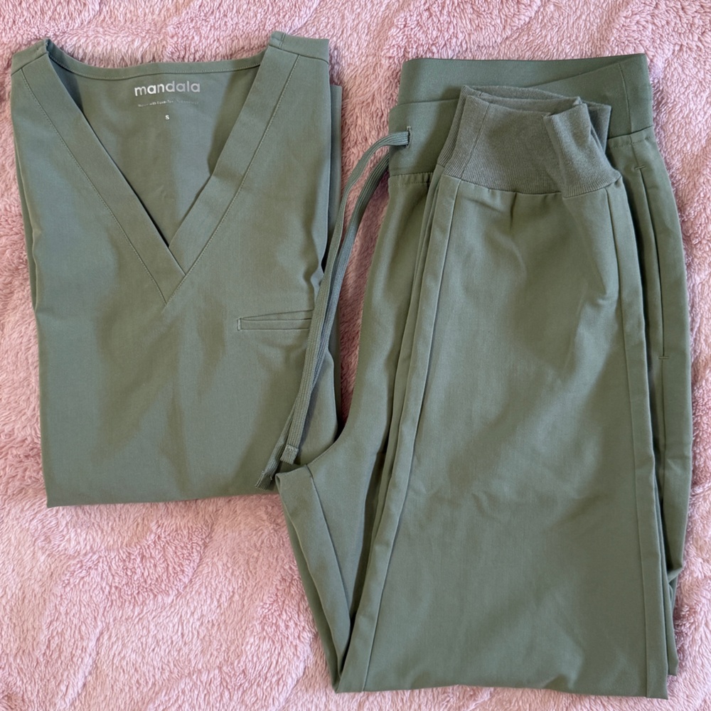 Mandala scrubs set in color Cool Sage